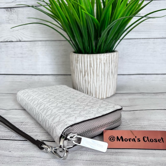 Michael Kors Wallet - Picture 5 of 9